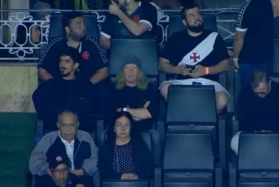 Guitarrista do Iron Maiden assiste jogo do Vasco em São Januário