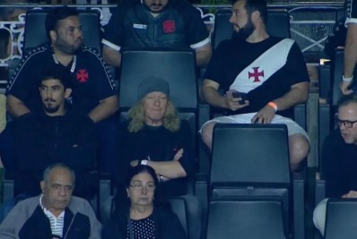 Guitarrista do Iron Maiden assiste ao jogo do Vasco antes do Rock in Rio