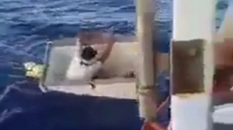 Pescador é resgatado após passar dias dentro de um freezer em alto mar