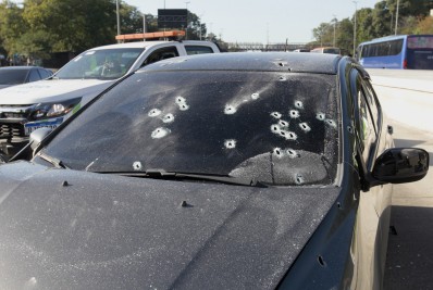 Mulher atingida por disparo durante tentativa de assalto na Avenida Brasil segue internada