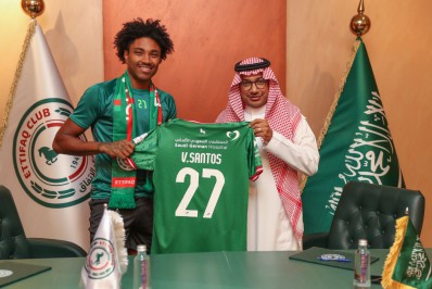 Ex-Flamengo, Vitinho é apresentado em clube da Arábia Saudita