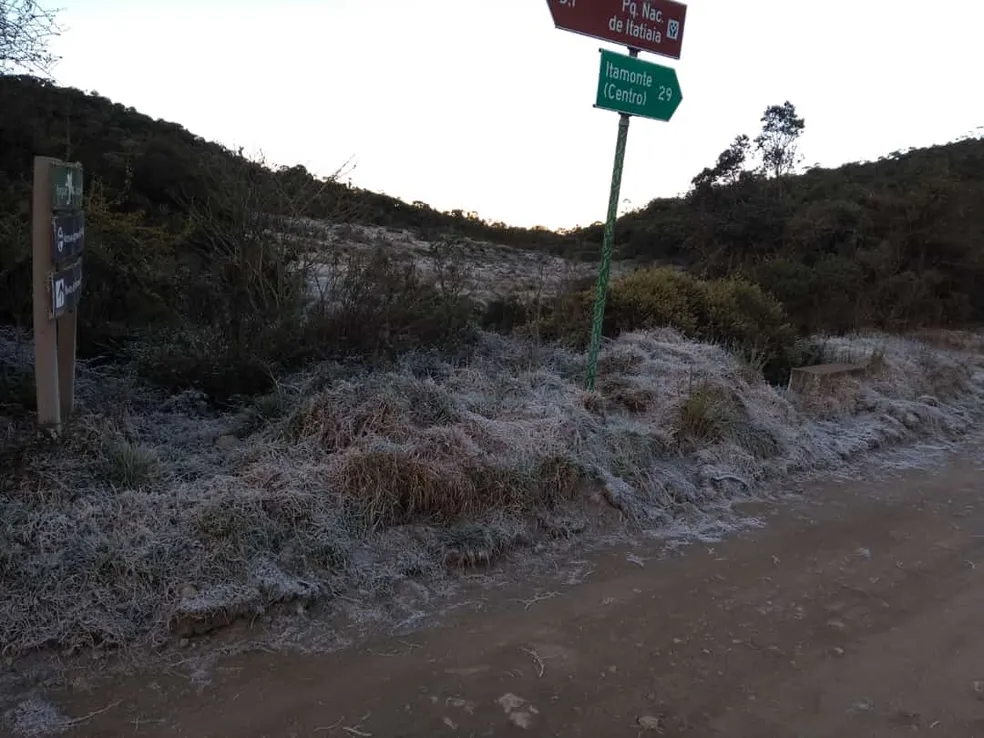 Parque Nacional do Itatiaia registra -12ºC e geada cobre vegetação