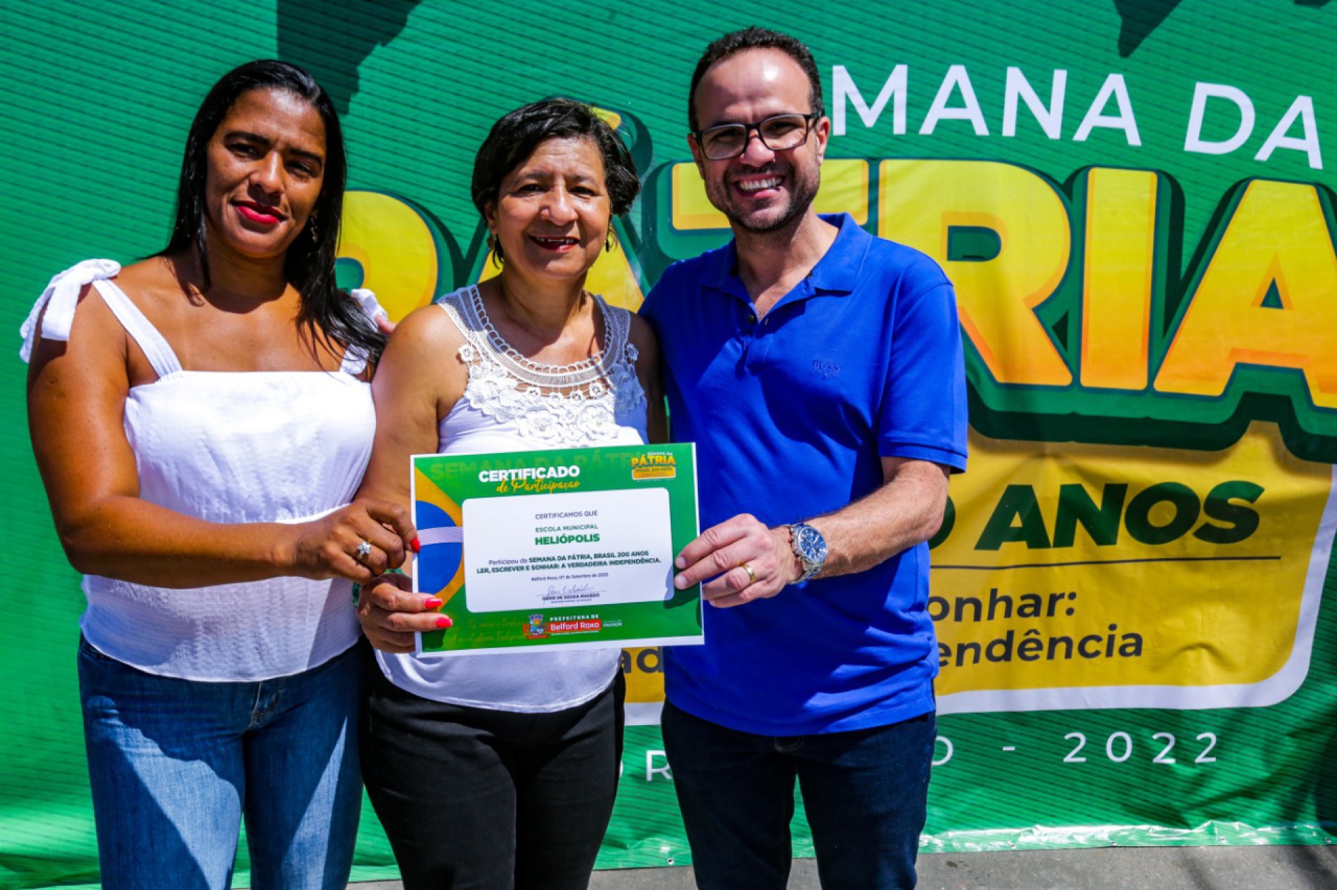 O secret&aacute;rio Denis Macedo entregou o diploma de participa&ccedil;&atilde;o da Escola Municipal Heli&oacute;polis &agrave; orientadora Pedag&oacute;gica Ranyeire Brand&atilde;o - Rafael Barreto / PMBR