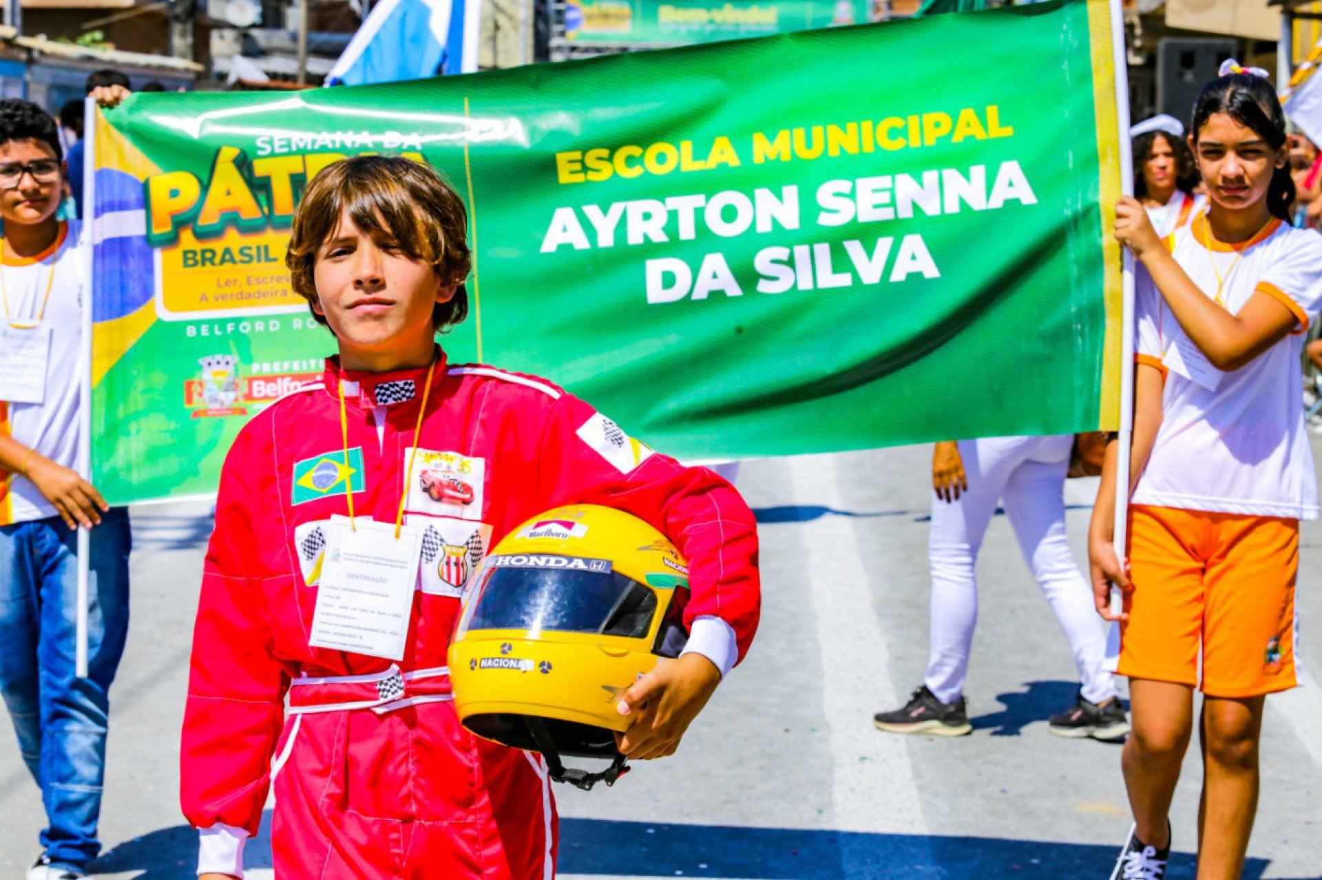 O aluno Antonny Peck homenageou o eterno ídolo do automobilismo Ayrton Senna - Rafael Barreto / PMBR