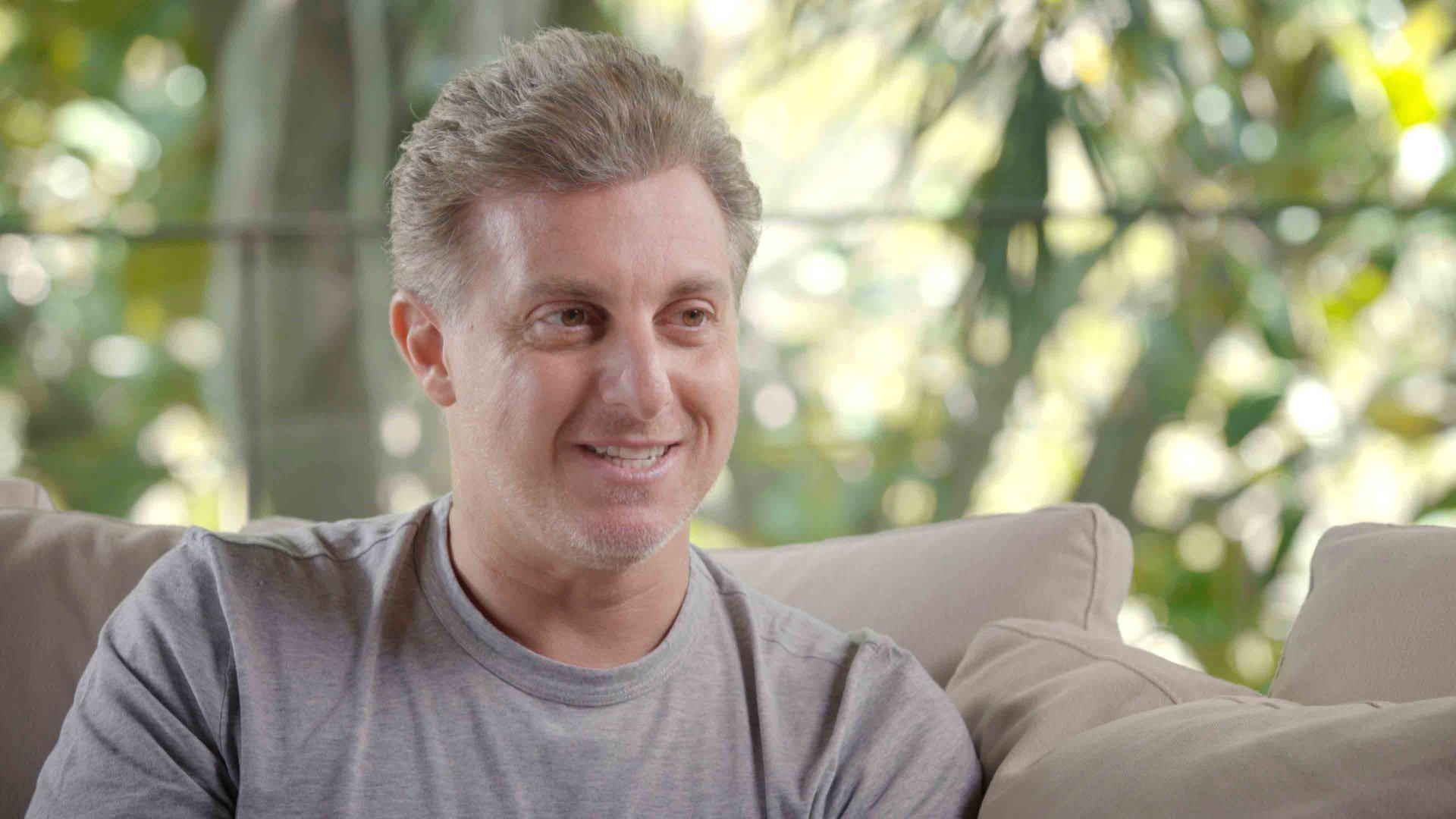 Luciano Huck no documentário 'Hebe - Um Brinde à Vida' - Divulgação / TV Globo