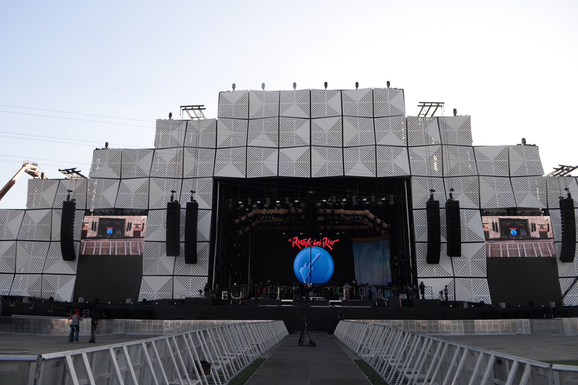 Operários fazem os últimos ajustes na Cidade do Rock para a abertura nesta sexta. -  Sandro Vox / Agência O Dia                                        