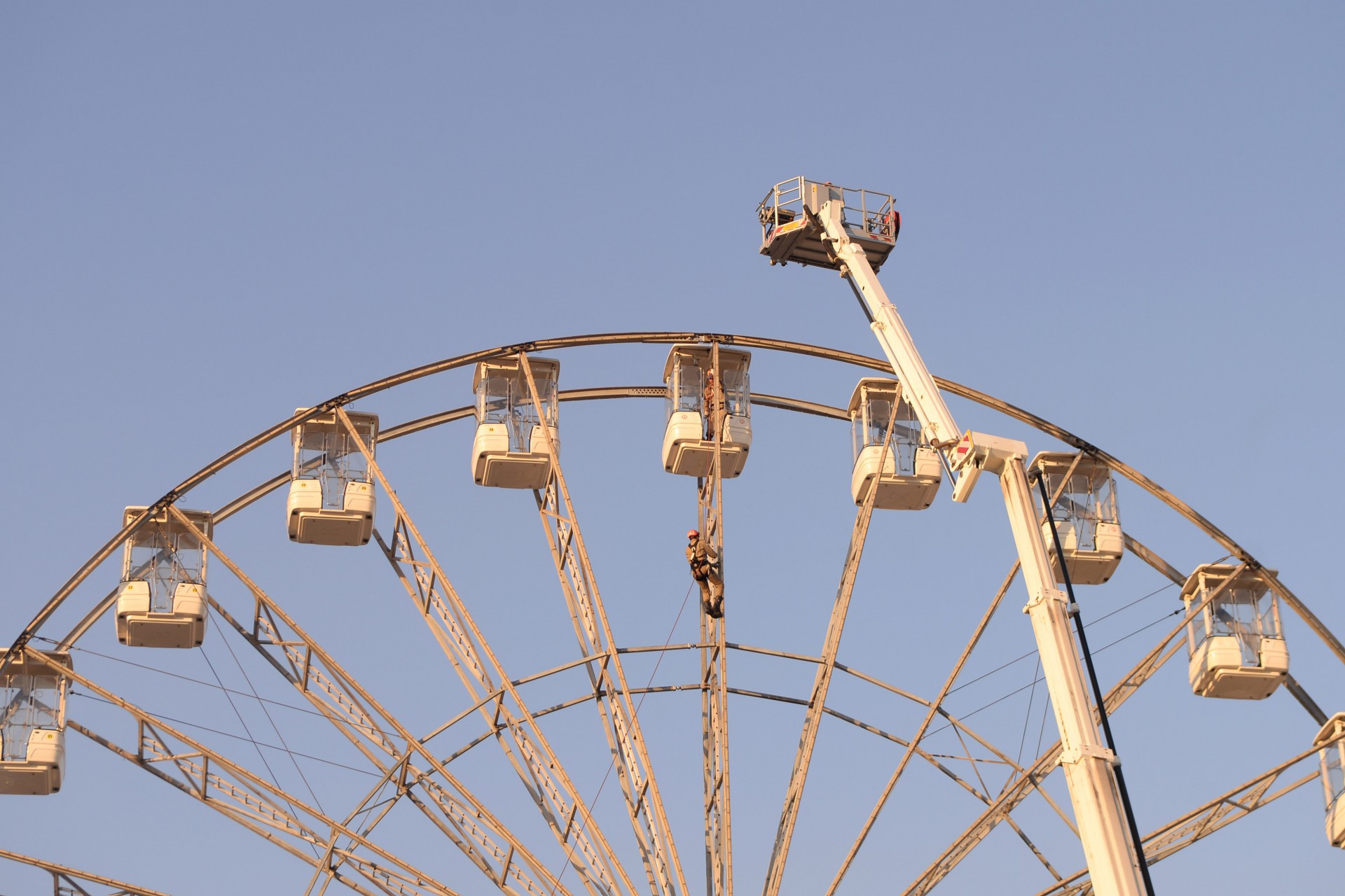 Operários fazem os últimos ajustes na Cidade do Rock para a abertura nesta sexta. - Sandro Vox / Agência O Dia                                         
