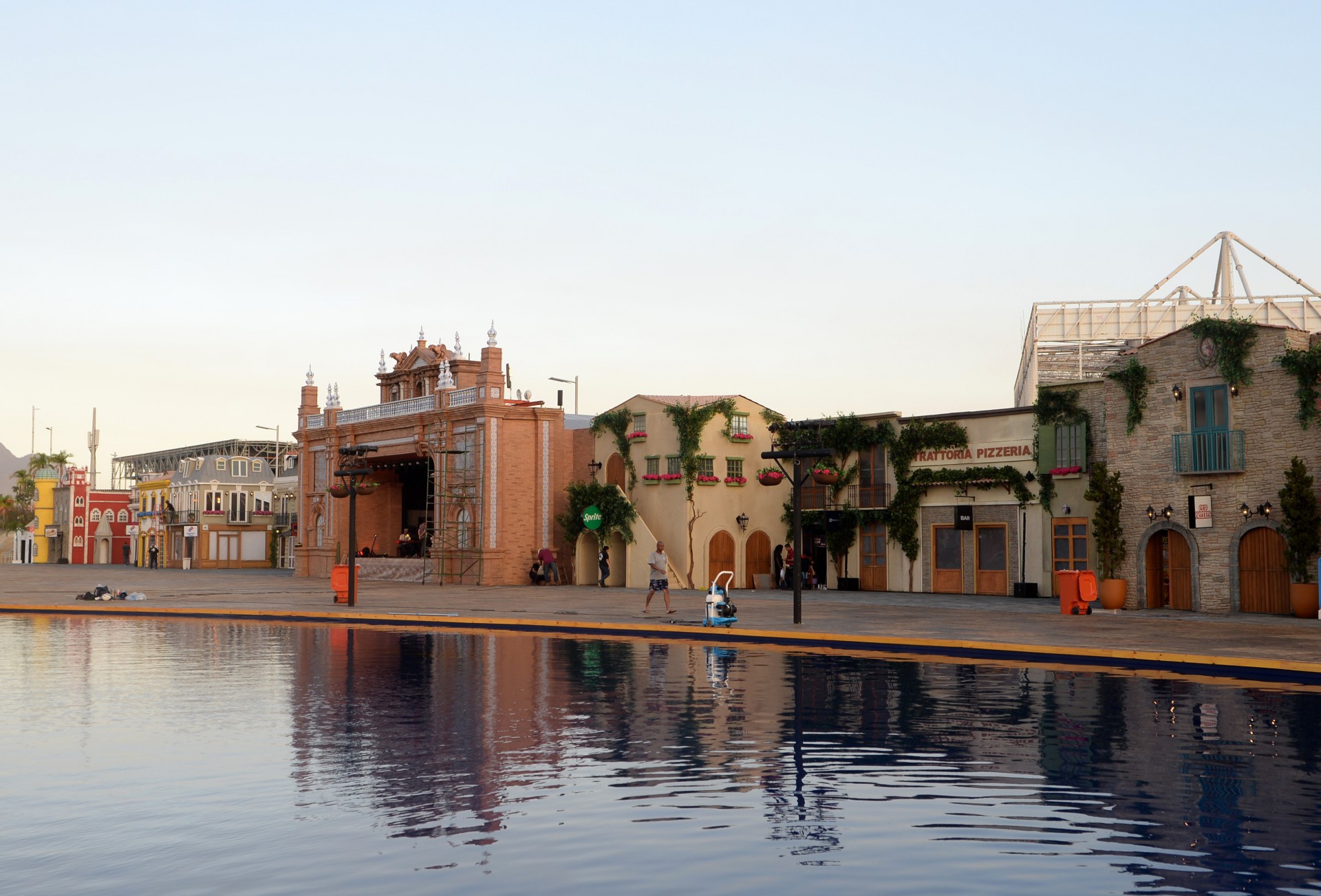 Operários fazem os últimos ajustes na Cidade do Rock para a abertura nesta sexta. - Sandro Vox / Agência O Dia                                         