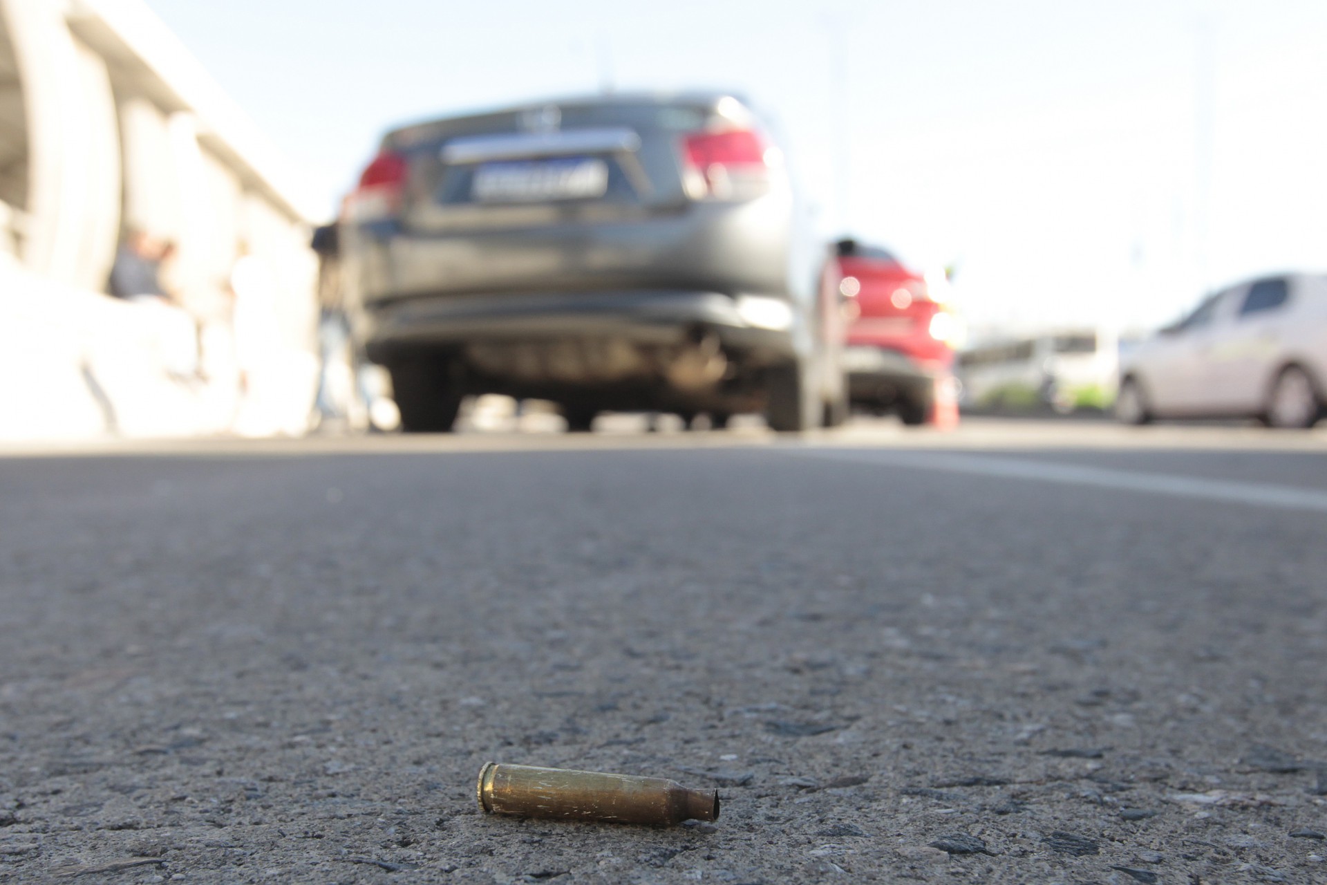 Policia - PM reage a assalto e acaba baleado na Avenida Brasil, casal que estava em onibus e atingido por disparos. Crime ocorreu em frente a Fiocruz, na pista sentido zona oeste. - Reginaldo Pimenta / Agencia O Dia