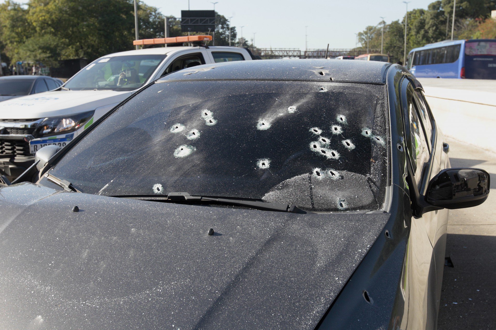 Policia - PM reage a assalto e acaba baleado na Avenida Brasil, casal que estava em onibus e atingido por disparos. Crime ocorreu em frente a Fiocruz, na pista sentido zona oeste. - Reginaldo Pimenta