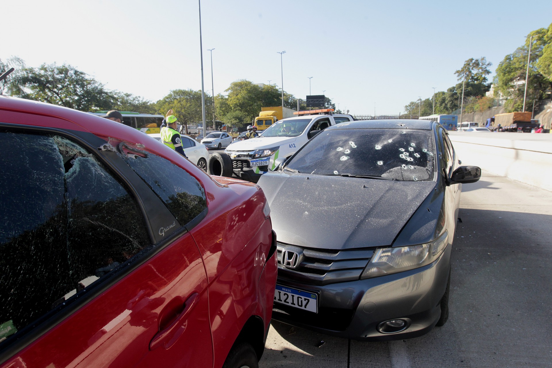 Policia - PM reage a assalto e acaba baleado na Avenida Brasil, casal que estava em onibus e atingido por disparos. Crime ocorreu em frente a Fiocruz, na pista sentido zona oeste. - Reginaldo Pimenta / Agencia O Dia