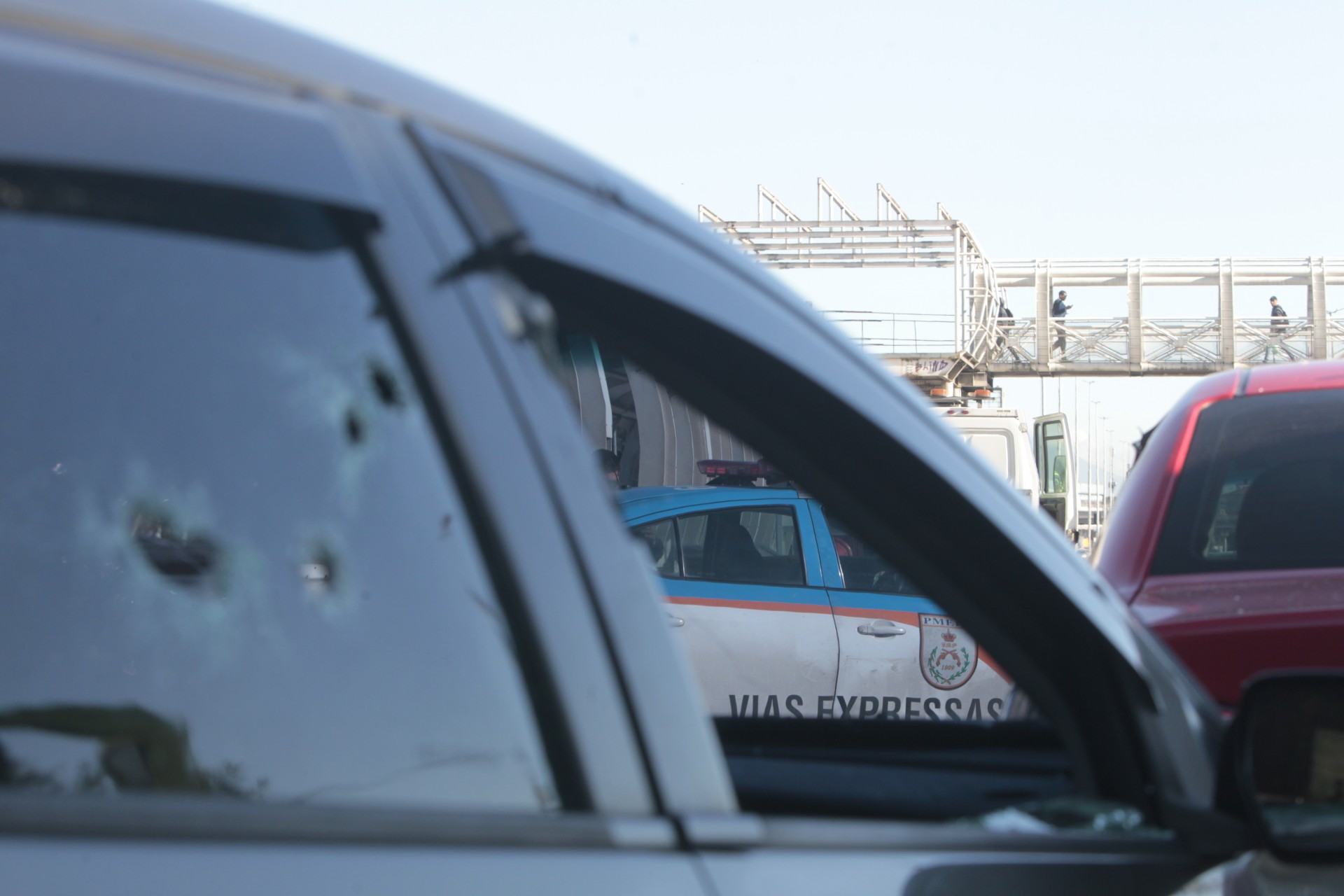 Policia - PM reage a assalto e acaba baleado na Avenida Brasil, casal que estava em onibus e atingido por disparos. Crime ocorreu em frente a Fiocruz, na pista sentido zona oeste. - Reginaldo Pimenta / Agencia O Dia