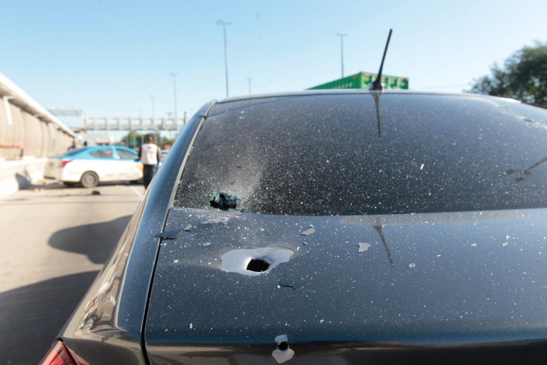 Perfurações de tiros no carro do PM que ficou ferido durante tentativa de assalto - Reginaldo Pimenta/Agência O Dia