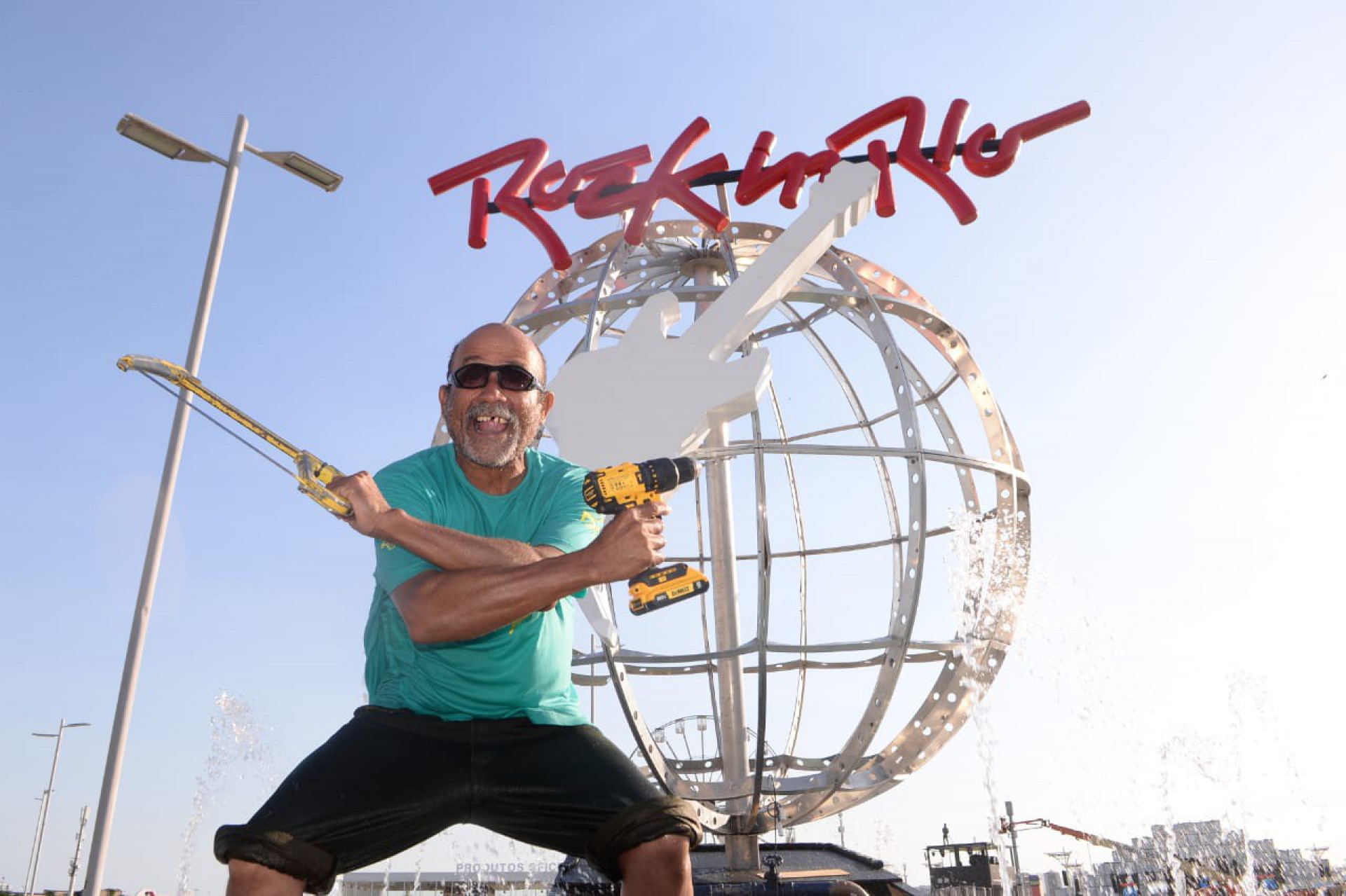 Montador Carlos Antônio está finalizando o chafariz do Rock in Rio - Sandro Vox / Agência O Dia