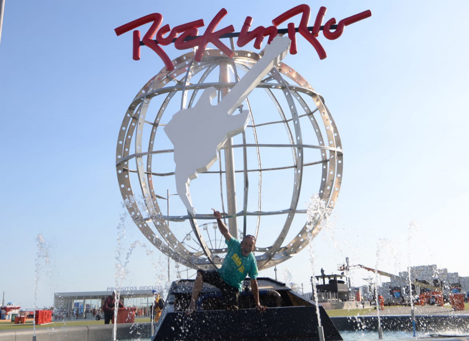 Montador Carlos Antônio está finalizando o chafariz do Rock in Rio - Sandro Vox / Agência O Dia