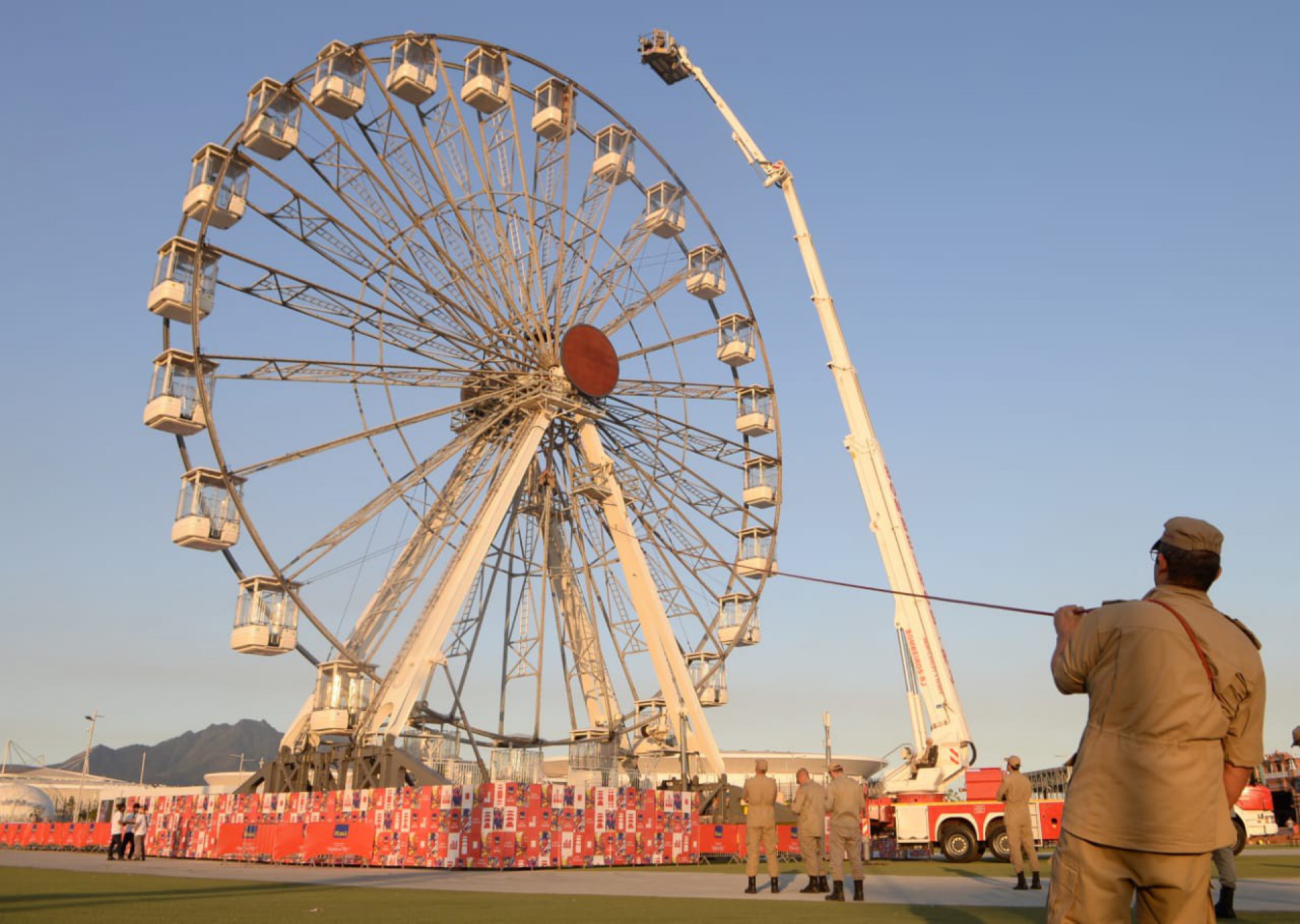 Corpo de Bombeiros fazem simulação de resgate na roda gigante da Cidade do Rock - Sandro Vox / Agência O Dia