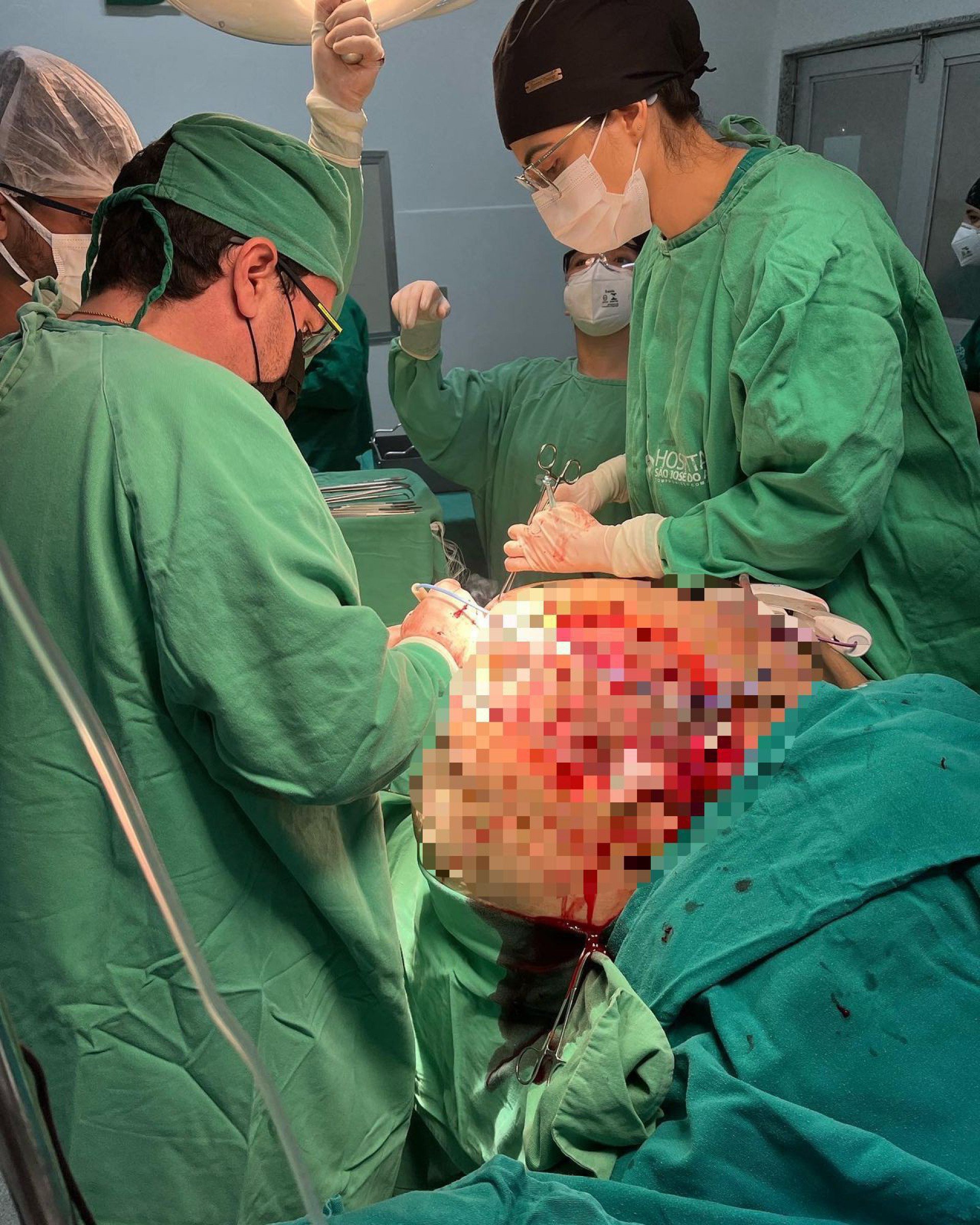 A equipe do hospital realizando a cirurgia - Divulgação