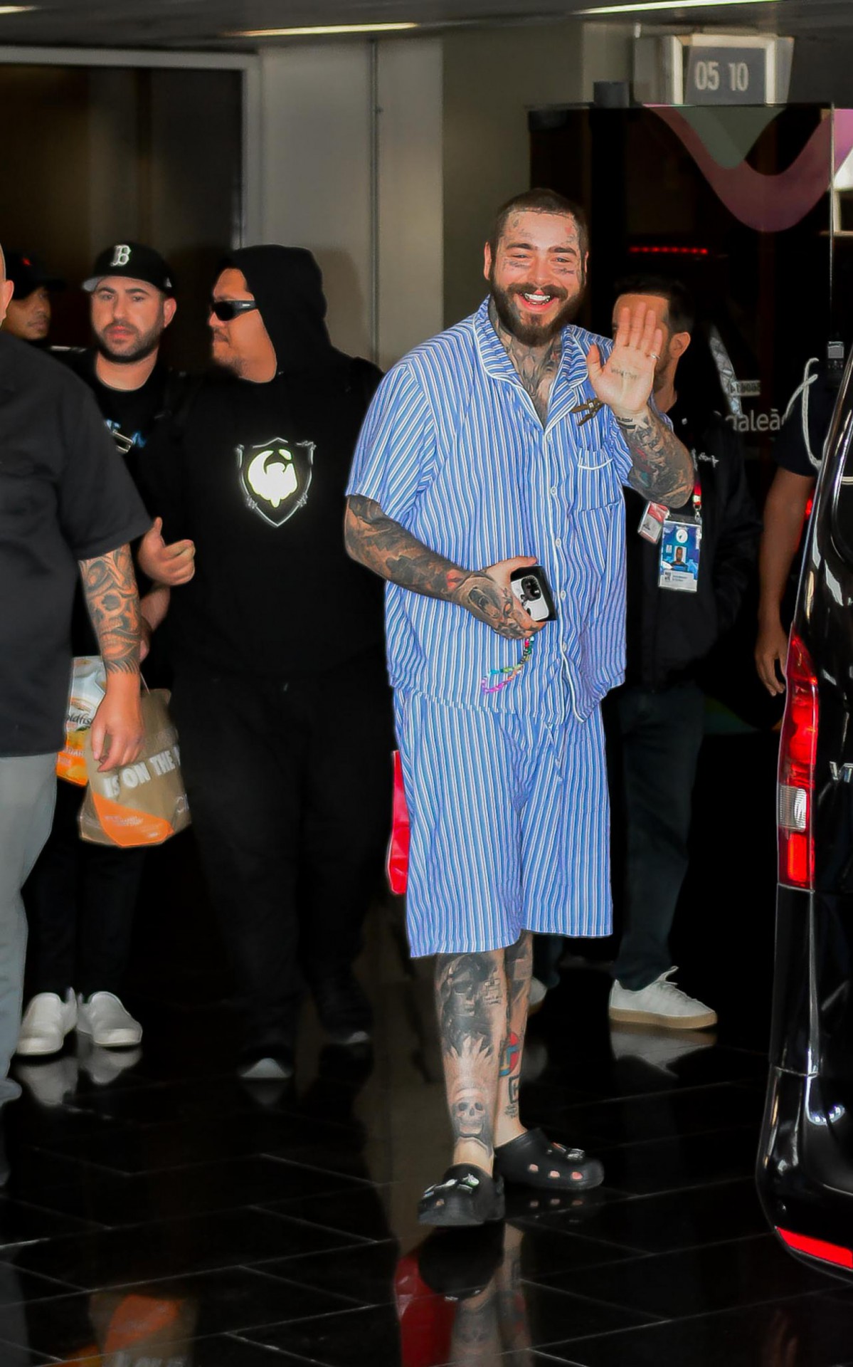 Rapper Post Malone faz o maior sucesso com os f&atilde;s ao desembarcar no Brasil para se apresentar no Rock in Rio 2022