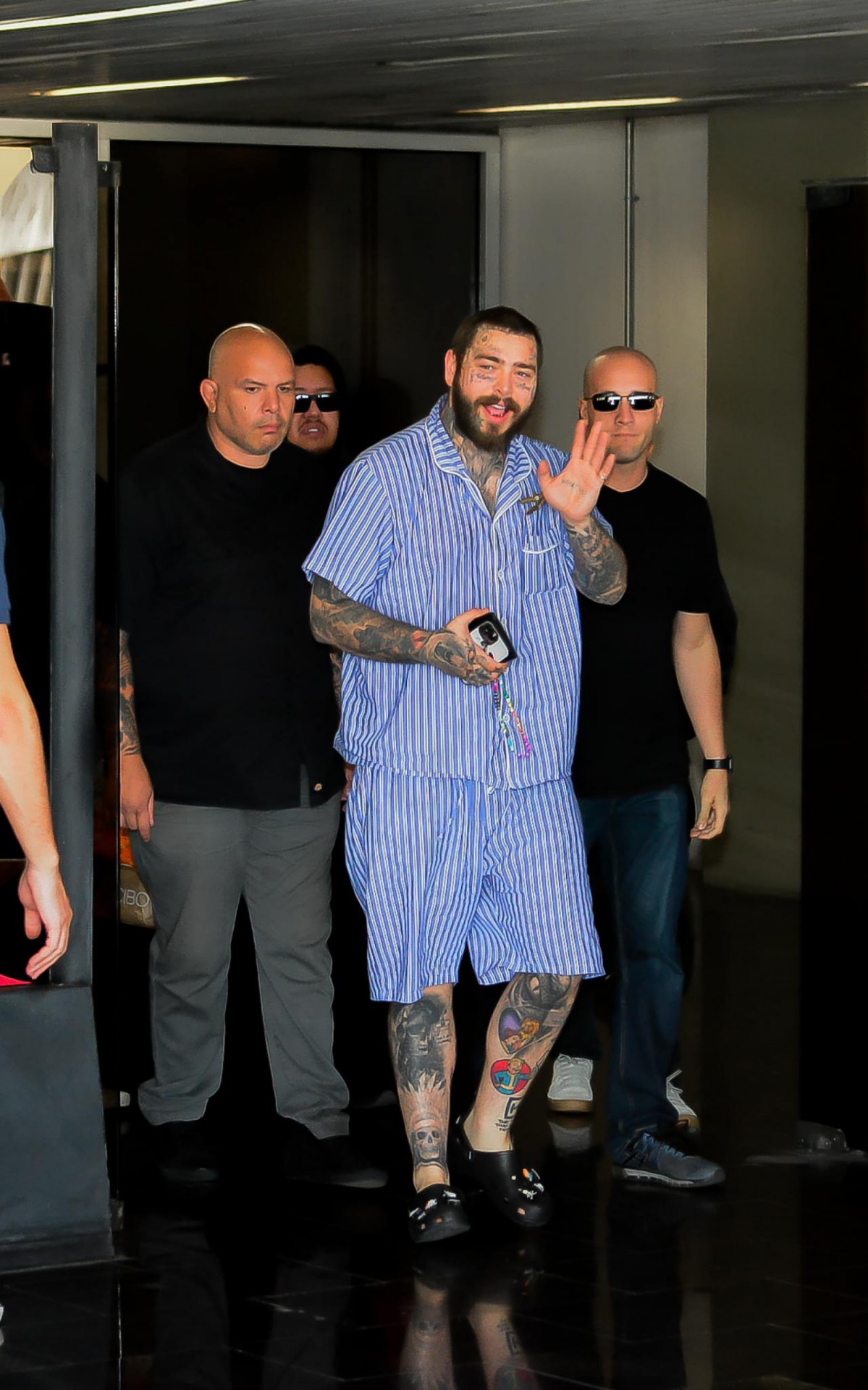 Rapper Post Malone faz o maior sucesso com os f&atilde;s ao desembarcar no Brasil para se apresentar no Rock in Rio 2022