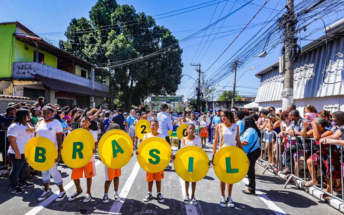  Alunos juntaram as letras e formaram a palavra Brasil para homenagear os 200 anos da independ&ecirc;ncia