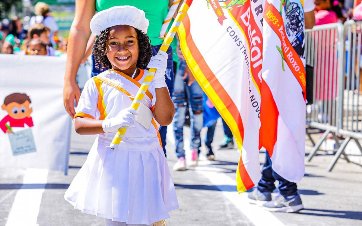 A graciosidade da pequena aluna deu mais um charme ao desfile no Parque S&atilde;o Jos&eacute;