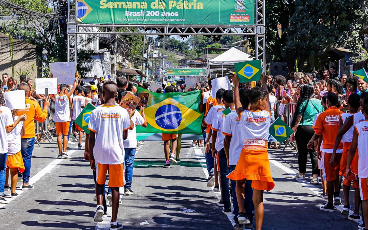 Alunos desfilaram na Estrada An&iacute;bal da Mota, depois de dois anos sem apresenta&ccedil;&otilde;es por causa da pandemia