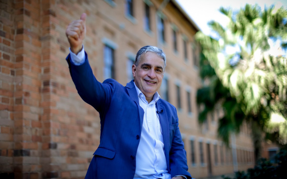 Candidato em frente &agrave; F&aacute;brica do Conhecimento de Paracambi