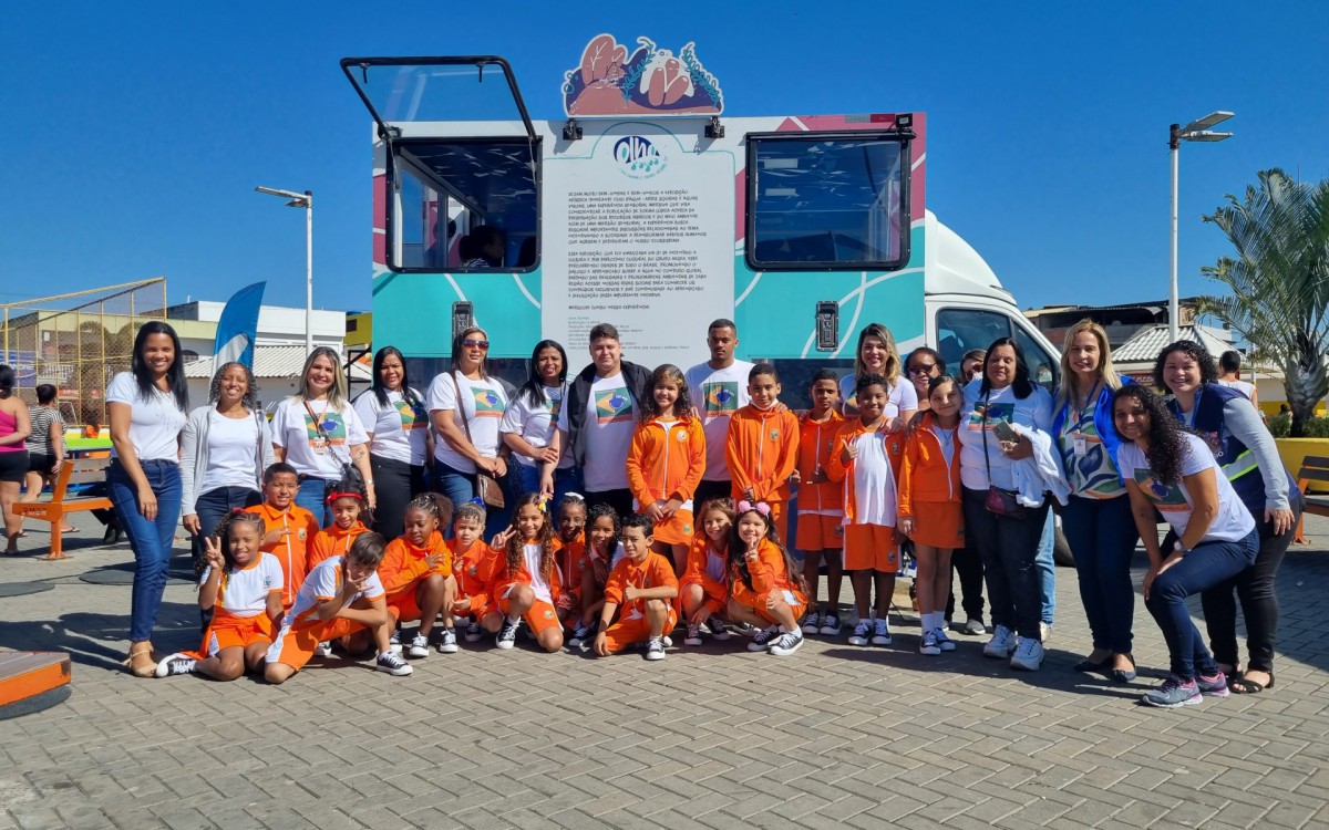 Alunos e profissionais de Educa&ccedil;&atilde;o da E.M. &Aacute;lvaro Lisboa Braga, e a equipe da &Aacute;guas do Rio  e do Instituto Aegea, junto ao Tech-Truck, na Pra&ccedil;a de Heli&oacute;polis
