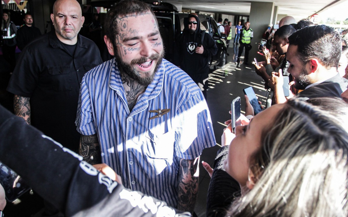 Rapper Post Malone faz o maior sucesso com os f&atilde;s ao desembarcar no Brasil para se apresentar no Rock in Rio 2022