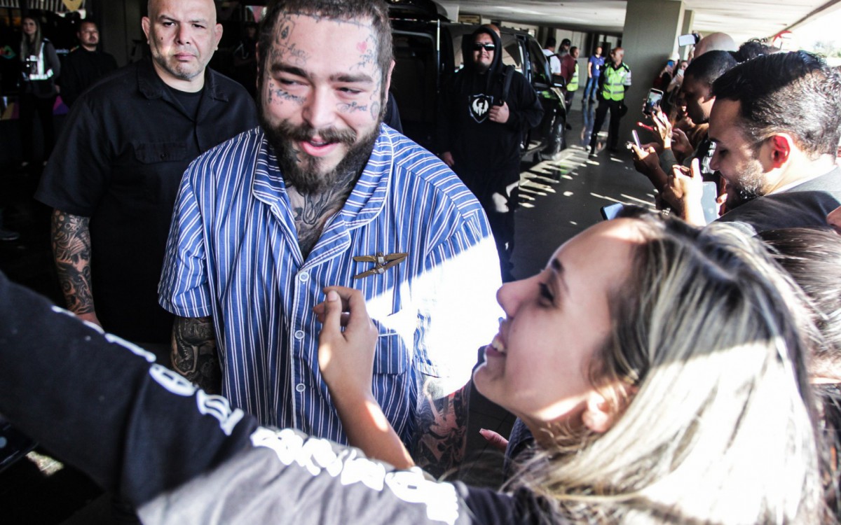 Rapper Post Malone faz o maior sucesso com os f&atilde;s ao desembarcar no Brasil para se apresentar no Rock in Rio 2022