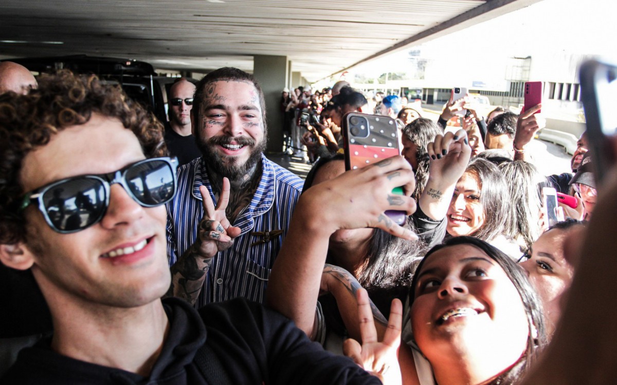 Rapper Post Malone faz o maior sucesso com os f&atilde;s ao desembarcar no Brasil para se apresentar no Rock in Rio 2022