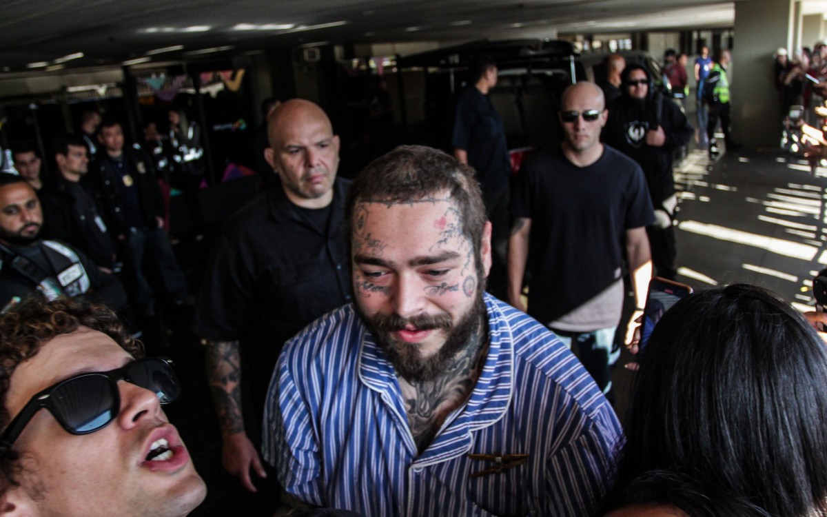 Rapper Post Malone faz o maior sucesso com os f&atilde;s ao desembarcar no Brasil para se apresentar no Rock in Rio 2022
