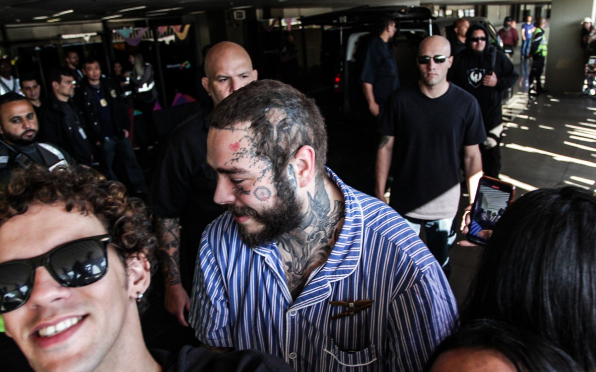 Rapper Post Malone faz o maior sucesso com os f&atilde;s ao desembarcar no Brasil para se apresentar no Rock in Rio 2022