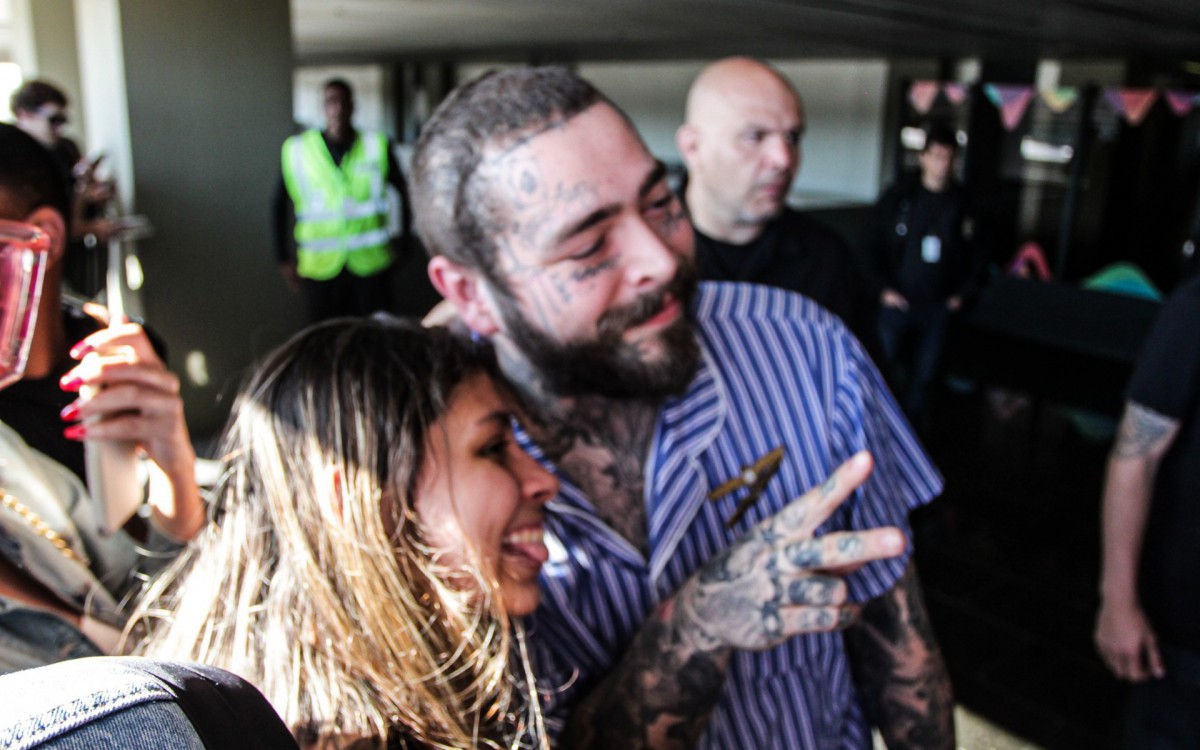 Rapper Post Malone faz o maior sucesso com os f&atilde;s ao desembarcar no Brasil para se apresentar no Rock in Rio 2022