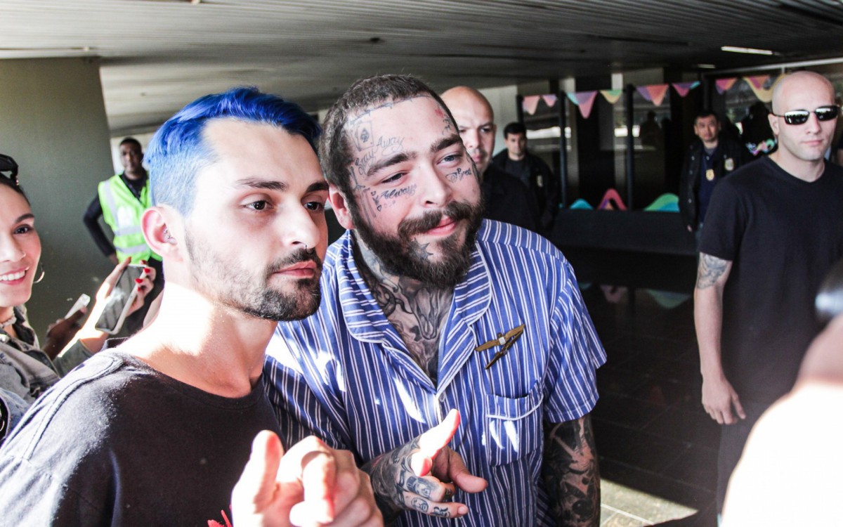 Rapper Post Malone faz o maior sucesso com os f&atilde;s ao desembarcar no Brasil para se apresentar no Rock in Rio 2022