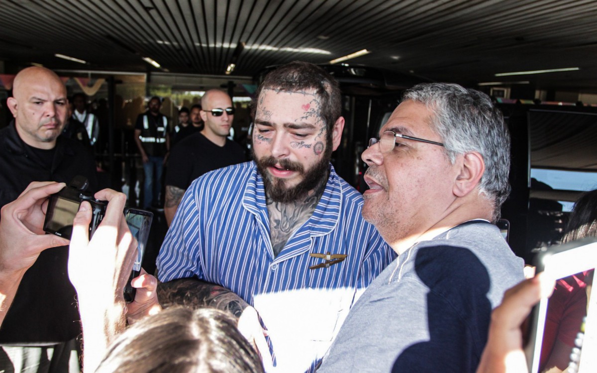 Rapper Post Malone faz o maior sucesso com os f&atilde;s ao desembarcar no Brasil para se apresentar no Rock in Rio 2022