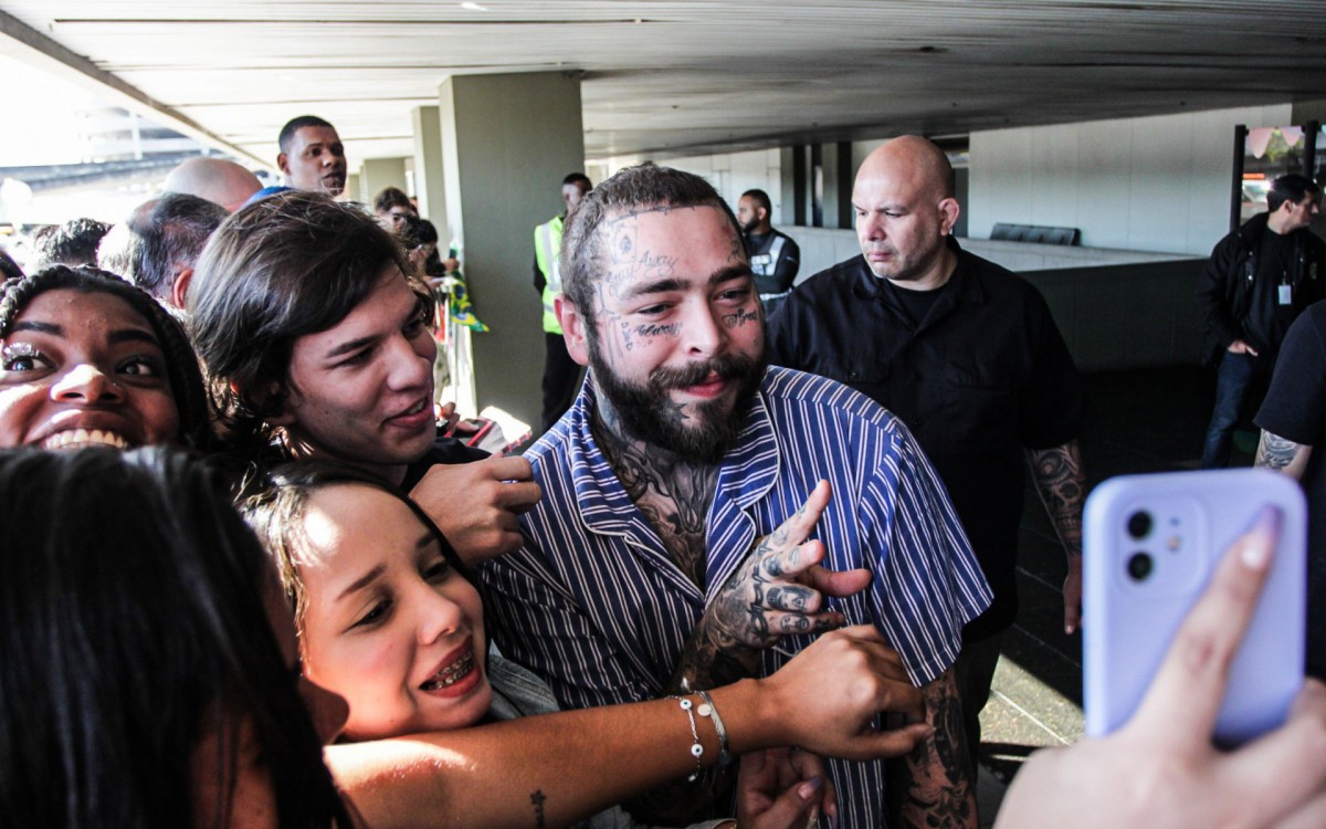 Rapper Post Malone faz o maior sucesso com os f&atilde;s ao desembarcar no Brasil para se apresentar no Rock in Rio 2022