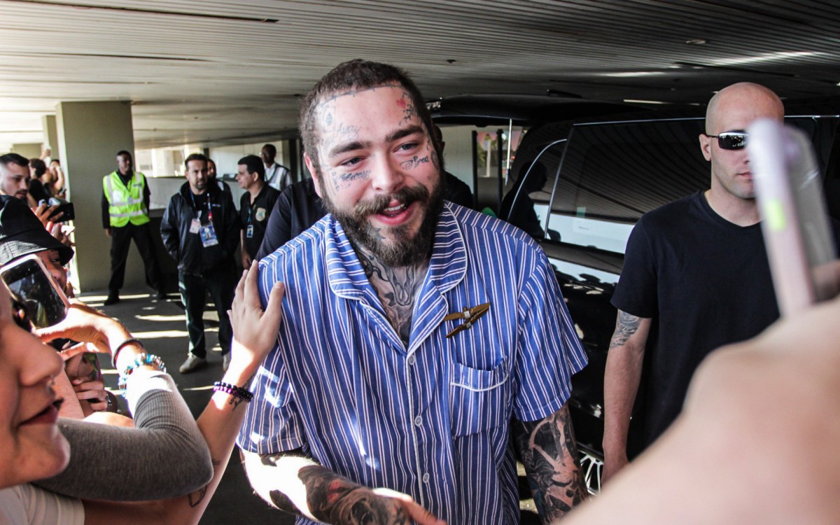 Rapper Post Malone faz o maior sucesso com os f&atilde;s ao desembarcar no Brasil para se apresentar no Rock in Rio 2022