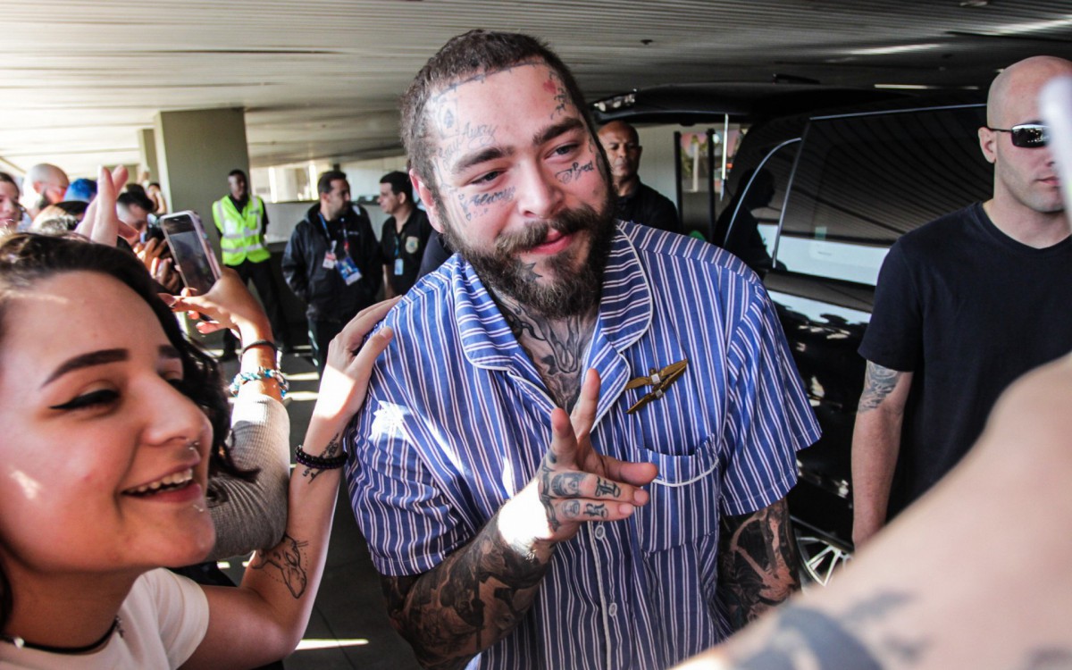 Rapper Post Malone faz o maior sucesso com os f&atilde;s ao desembarcar no Brasil para se apresentar no Rock in Rio 2022