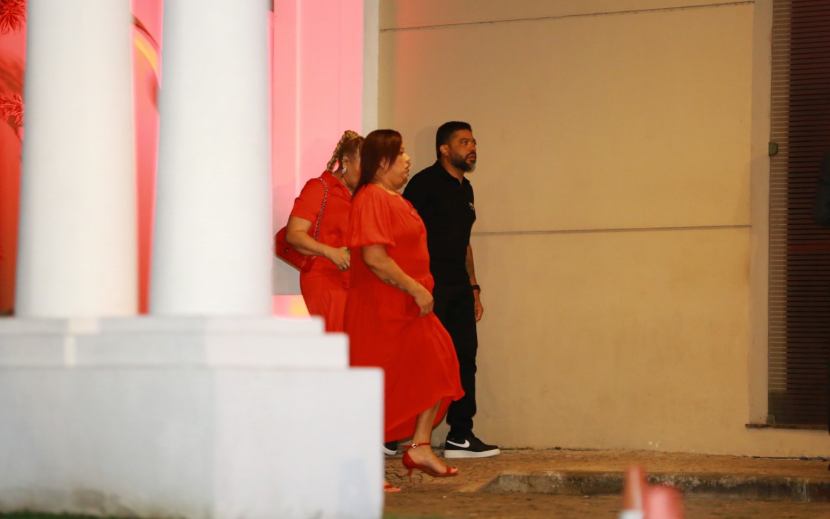 Valdemir Silva e Lindalva Barbosa, os pais de Gabigol, chegam &agrave; festa
