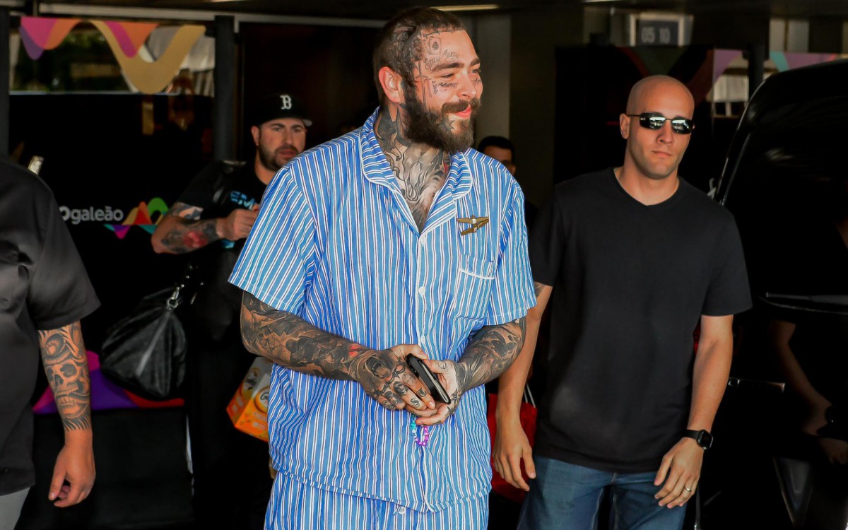 Rapper Post Malone faz o maior sucesso com os f&atilde;s ao desembarcar no Brasil para se apresentar no Rock in Rio 2022