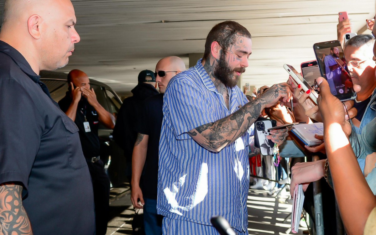 Rapper Post Malone faz o maior sucesso com os f&atilde;s ao desembarcar no Brasil para se apresentar no Rock in Rio 2022