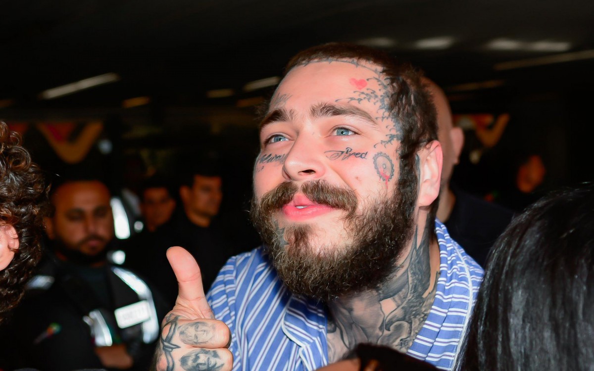 Rapper Post Malone faz o maior sucesso com os f&atilde;s ao desembarcar no Brasil para se apresentar no Rock in Rio 2022