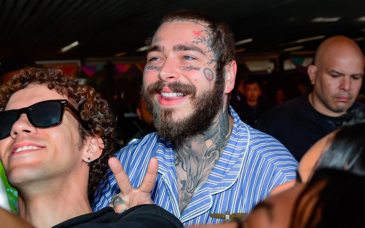 Rapper Post Malone faz o maior sucesso com os f&atilde;s ao desembarcar no Brasil para se apresentar no Rock in Rio 2022