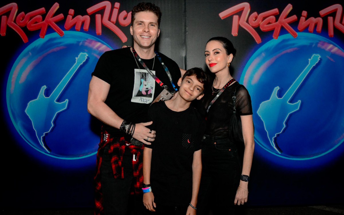 Thiago Fragoso chega em fam&iacute;lia para curtirem noite de Rock in Rio 2022