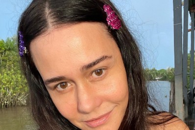 Alessandra Negrini comemora vitória do Corinthians em boteco