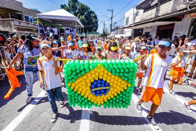 Desfile no Parque São José reúne 16 escolas e creches em Belford Roxo