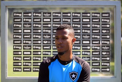 Tchê Tchê admite 'melhor momento' do Botafogo e descarta atuar improvisado