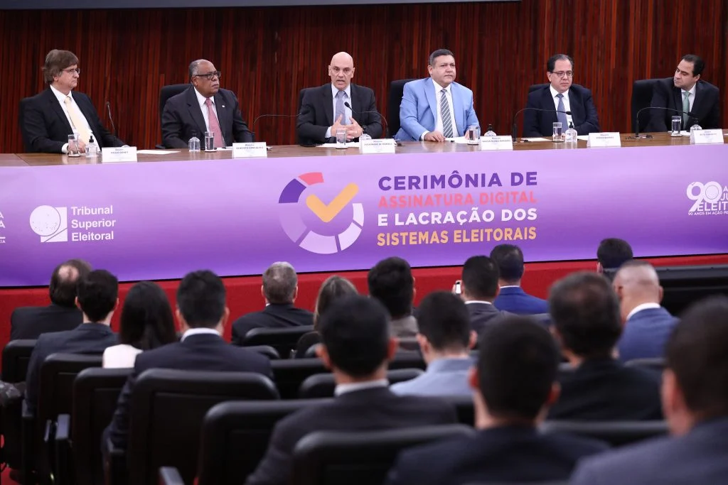 Moraes lacra sistema de urnas e diz que 'única coisa secreta é o voto' 