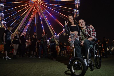 Atleta da seleção brasileira elogia acessibilidade do festival: 'Não há lugar que eu não possa ir'